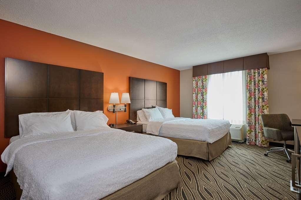 Hampton Inn Evansville Airport Room photo